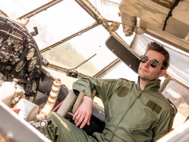 Kokpitte oturan yakışıklı bir genç pilot