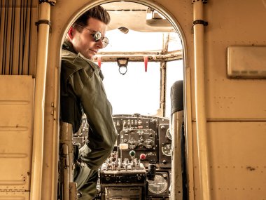 Kokpitte oturan yakışıklı bir genç pilot
