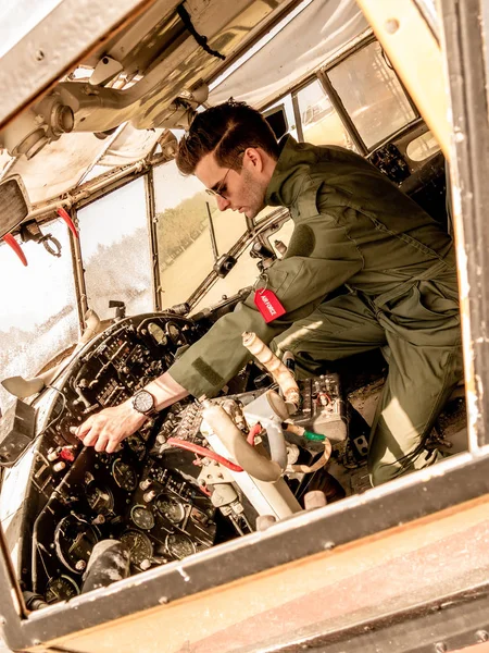 Um belo jovem piloto sentado no cockpit — Fotografia de Stock