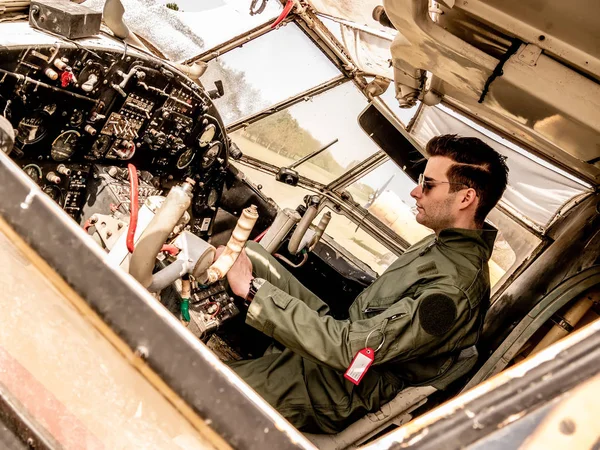 Kokpitte oturan yakışıklı bir genç pilot