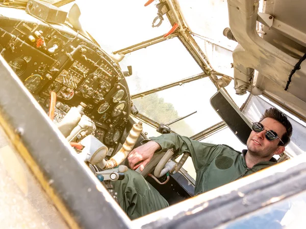 Um belo jovem piloto sentado no cockpit — Fotografia de Stock