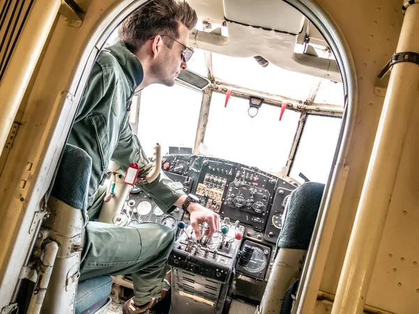 Kokpitte oturan yakışıklı bir genç pilot