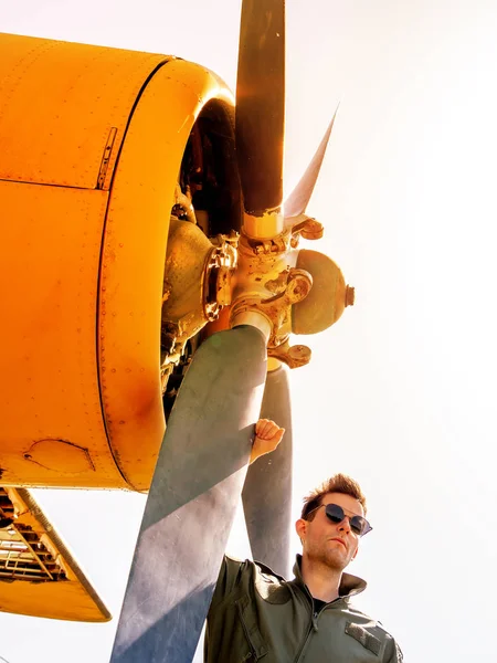 Pohledný mladý pilot stojící vedle vrtule — Stock fotografie