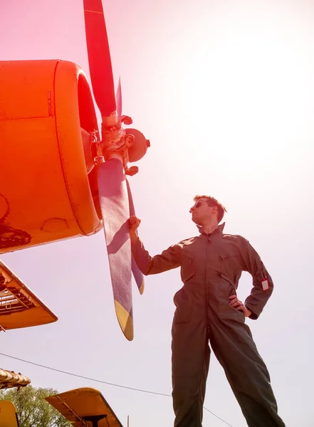 一个英俊的年轻飞行员站在螺旋桨旁边 — 图库照片