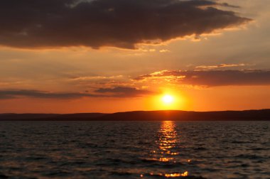 Balaton Gölü 'nün üzerindeki güneş.