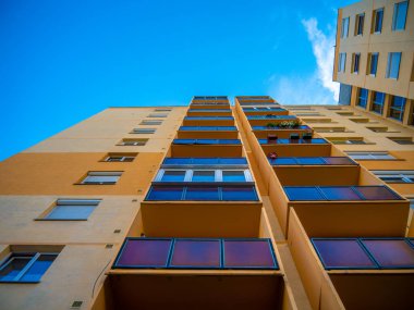 Eski apartman ve balkonlara bak.