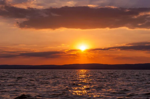 Balaton Gölü 'nün üzerindeki güneş.
