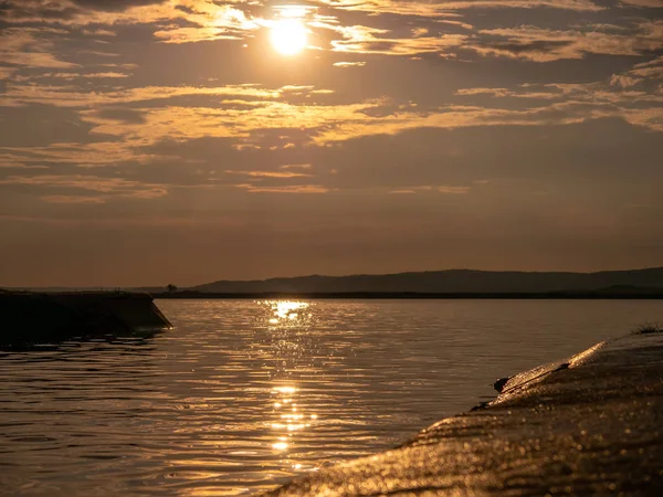 Vista sobre o lago Velence durante o pôr do sol — Fotografia de Stock