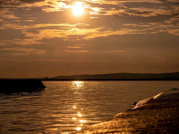 Vista sobre o lago Velence durante o pôr do sol — Fotografia de Stock