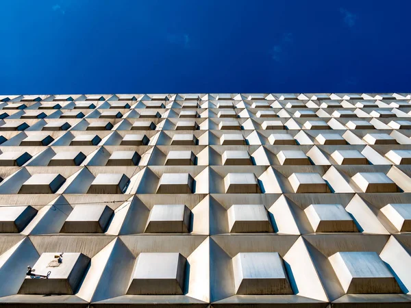 Vista incomum sobre um antigo edifício de shopping moderno — Fotografia de Stock