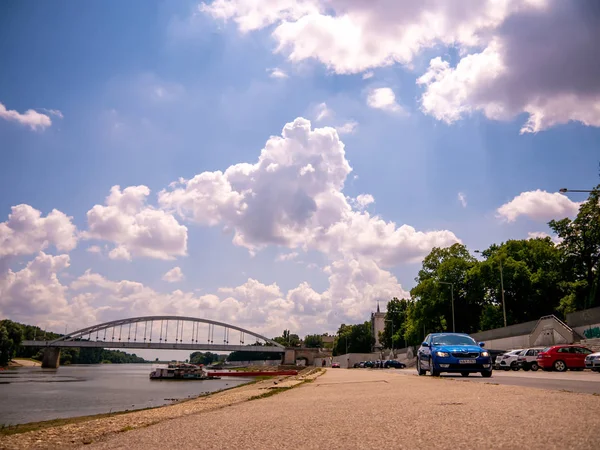 交通とティッサ川とベルヴァローシ橋の眺め — ストック写真