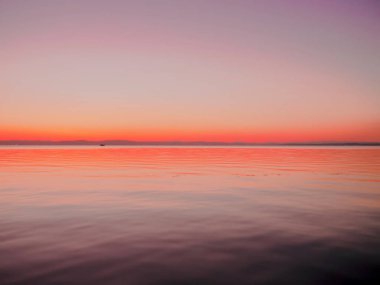 Gün batımında Siofok, Hung 'daki Balaton Gölü' nün üzerinde.