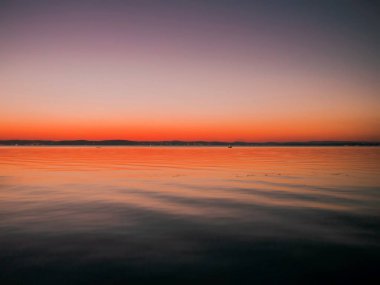 Gün batımında Siofok, Hung 'daki Balaton Gölü' nün üzerinde.