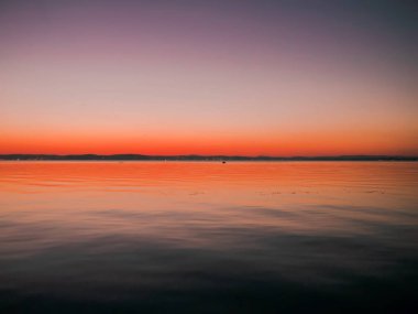 Gün batımında Siofok, Hung 'daki Balaton Gölü' nün üzerinde.
