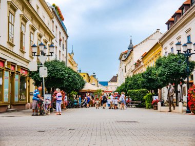 Gyor 'daki Baross Gabor caddesinde yürüyen insanları izleyin.