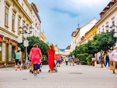 Gyor 'daki Baross Gabor caddesinde yürüyen insanları izleyin.