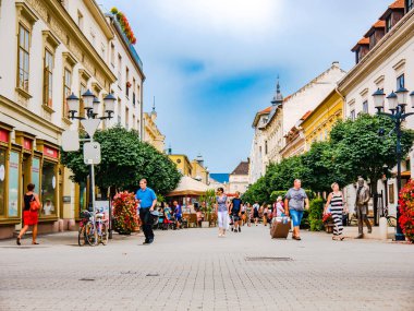 Gyor 'daki Baross Gabor caddesinde yürüyen insanları izleyin.