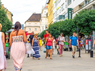 Gyor 'daki Baross Gabor caddesinde yürüyen insanları izleyin.