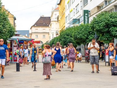 Gyor 'daki Baross Gabor caddesinde yürüyen insanları izleyin.
