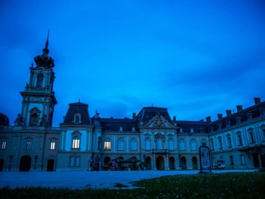 Festetiş Sarayı 'na ve Keszthely' deki insanlara bakın.