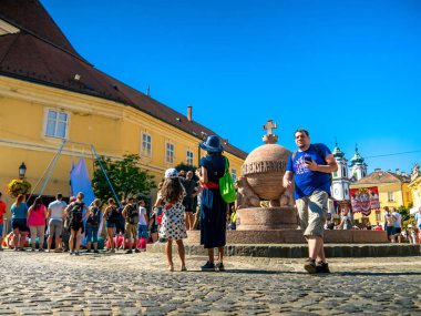 Macaristan 'ın Szekesfehervar kentindeki Orszagalma adlı heykele bakın.