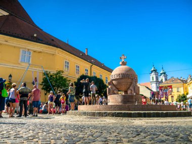Macaristan 'ın Szekesfehervar kentindeki Orszagalma adlı heykele bakın.
