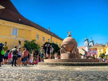 Macaristan 'ın Szekesfehervar kentindeki Orszagalma adlı heykele bakın.