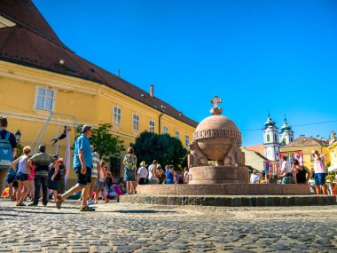 Macaristan 'ın Szekesfehervar kentindeki Orszagalma adlı heykele bakın.