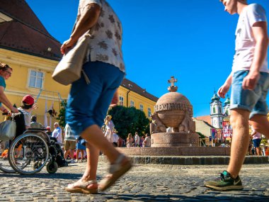Macaristan 'ın Szekesfehervar kentindeki Orszagalma adlı heykele bakın.