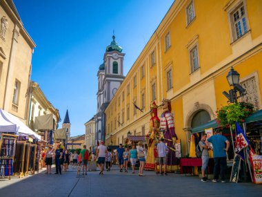 Macaristan 'ın Szekesfehervar ana caddesindeki Varosh manzarası