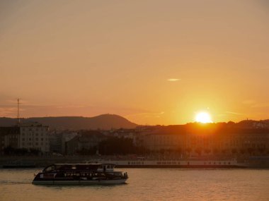 Macaristan 'ın Budapeşte kentinde günbatımında Tuna Nehri' ne bakın.