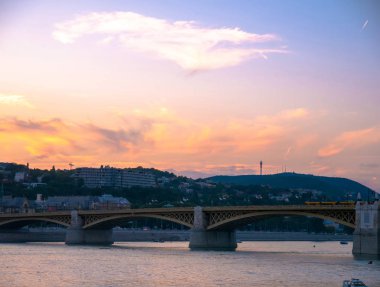 Macaristan 'ın Budapeşte kentinde günbatımında Tuna Nehri' ne bakın.
