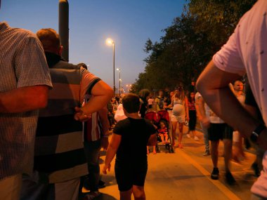 Macaristan, Budapeşte sokaklarında yürüyen insanlara bakın