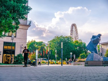 Deak Ferenc Meydanı 'nda Bu ile yürüyen insanlara bakın.