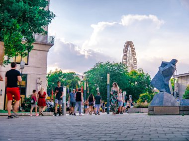 Deak Ferenc Meydanı 'nda Bu ile yürüyen insanlara bakın.