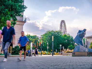 Deak Ferenc Meydanı 'nda Bu ile yürüyen insanlara bakın.