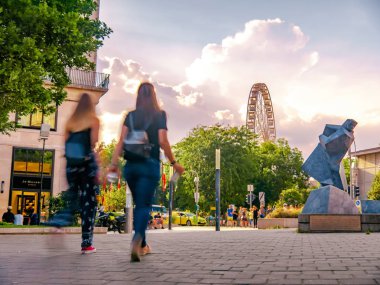 Deak Ferenc Meydanı 'nda Bu ile yürüyen insanlara bakın.