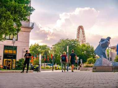 Deak Ferenc Meydanı 'nda Bu ile yürüyen insanlara bakın.