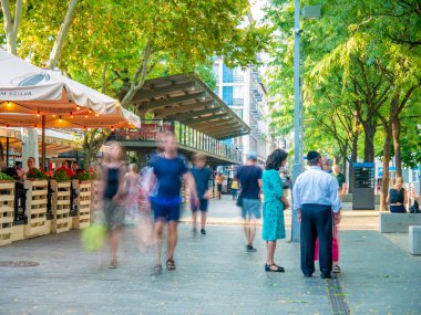 Deak Ferenc Meydanı 'nda bulutlu bir havada yürüyen insanlara bakın.