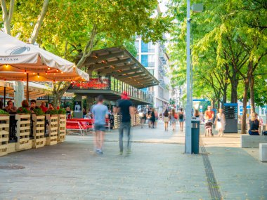 Deak Ferenc Meydanı 'nda bulutlu bir havada yürüyen insanlara bakın.