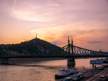 Libery Köprüsü 'nü, Gellert Tepesi' ni ve Özgürlük Tepesi 'ni izleyin.