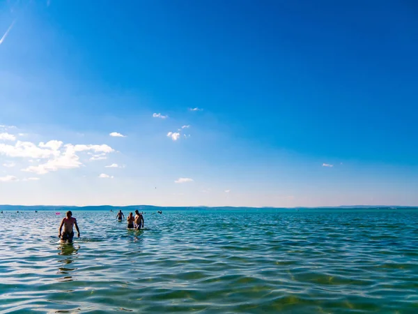 Blick auf die Menschen, die im Balaton schwimmen und spielen — Stockfoto