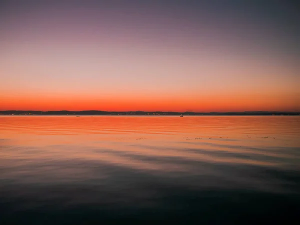 Vista del atardecer sobre el lago Balaton en Siofok, Hung — Foto de Stock