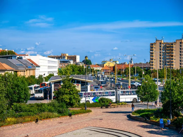 Vista sobre as pessoas e as ruas movimentadas e estação de ônibus de Szeke — Fotografia de Stock