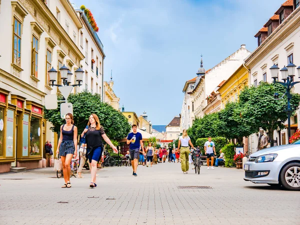 Vista de la gente caminando por la calle Baross Gabor en Gyor, H — Foto de Stock