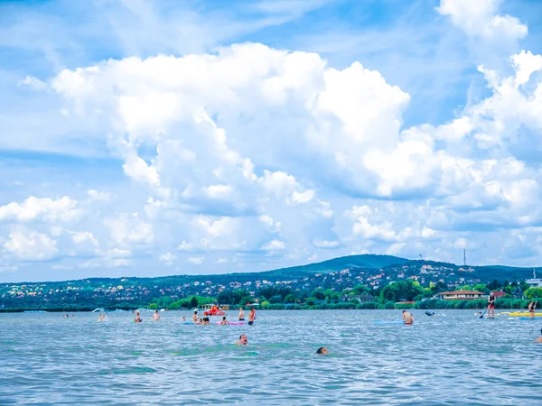 Blick auf die schwimmenden und spielenden Menschen im Velence Lake in v — Stockfoto