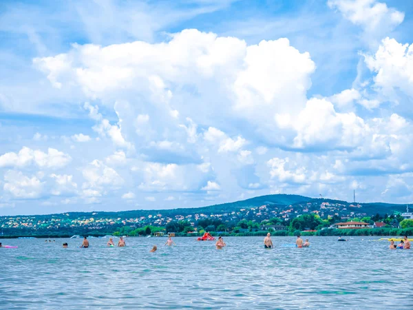 Blick auf die schwimmenden und spielenden Menschen im Velence Lake in v — Stockfoto