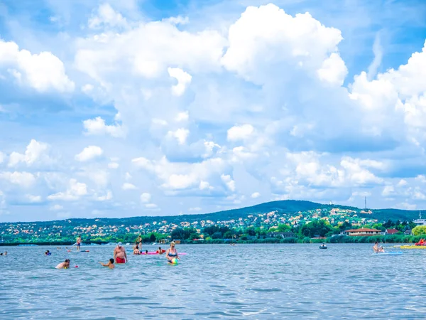 Blick auf die schwimmenden und spielenden Menschen im Velence Lake in v — Stockfoto