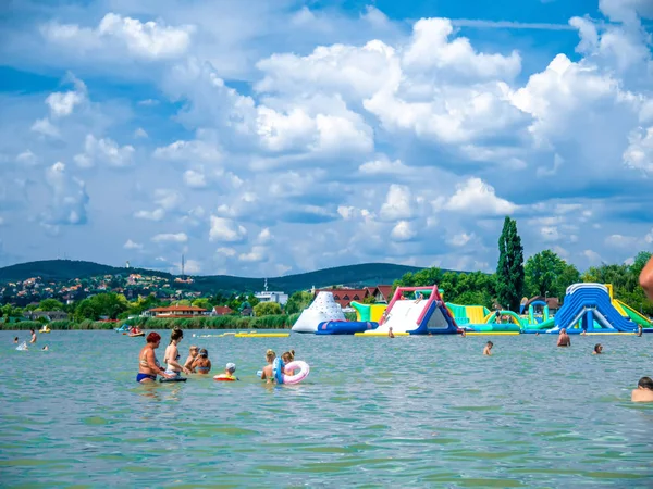 V 'deki Velence gölünde yüzen ve oynayan insanlara bakın.