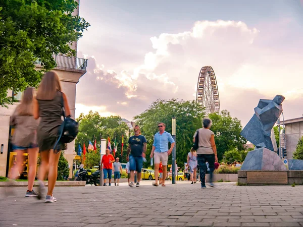 Deak Ferenc Meydanı 'nda Bu ile yürüyen insanlara bakın.